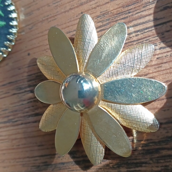 Vintage Sarah Coventry Brooch, gold-tone flower, approx 2" - Picture 2 of 3